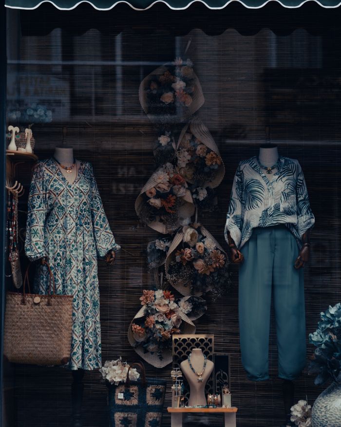 Crafting Captivating Headlines: Your awesome post title goes here Elegant storefront display featuring mannequins adorned with stylish outfits and floral arrangements.